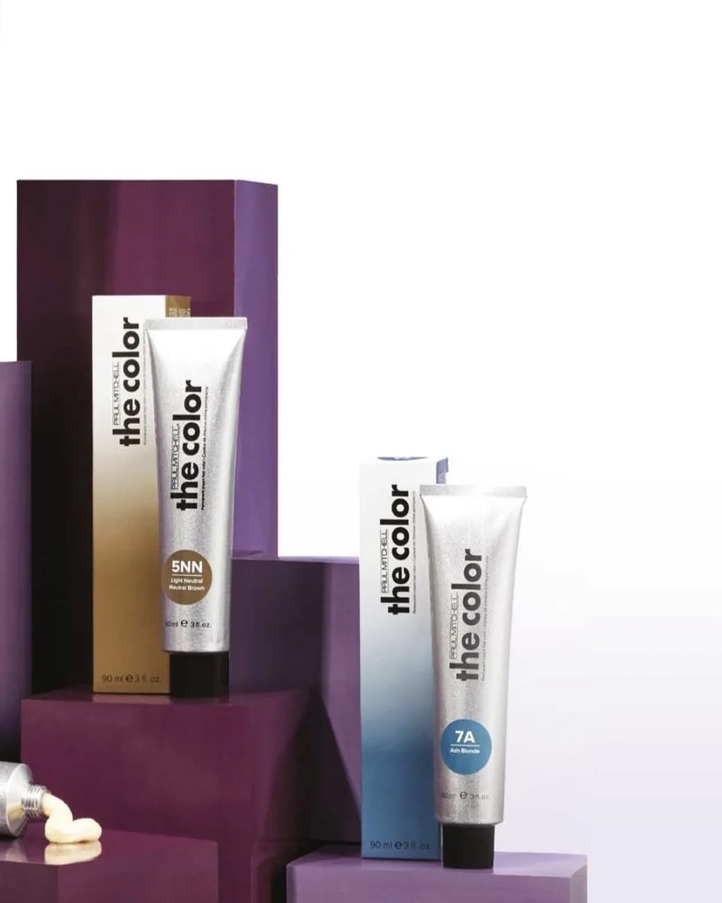 Тубы перманентной крем-краски Paul Mitchell the color на сиреневых блоках